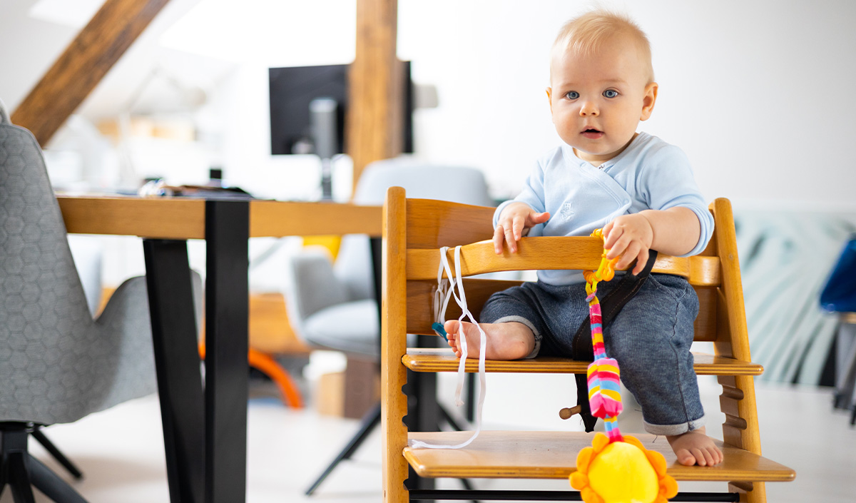 Chaise haute pour enfant à roulettes