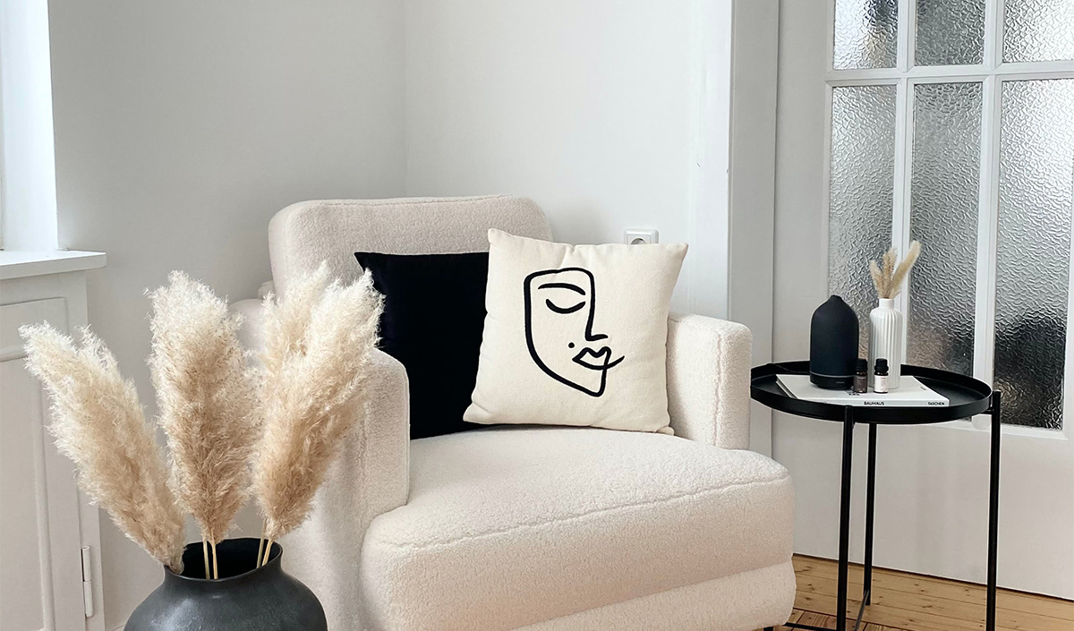 Comment décorer un salon cosy avec un fauteuil cocooning en laine ?