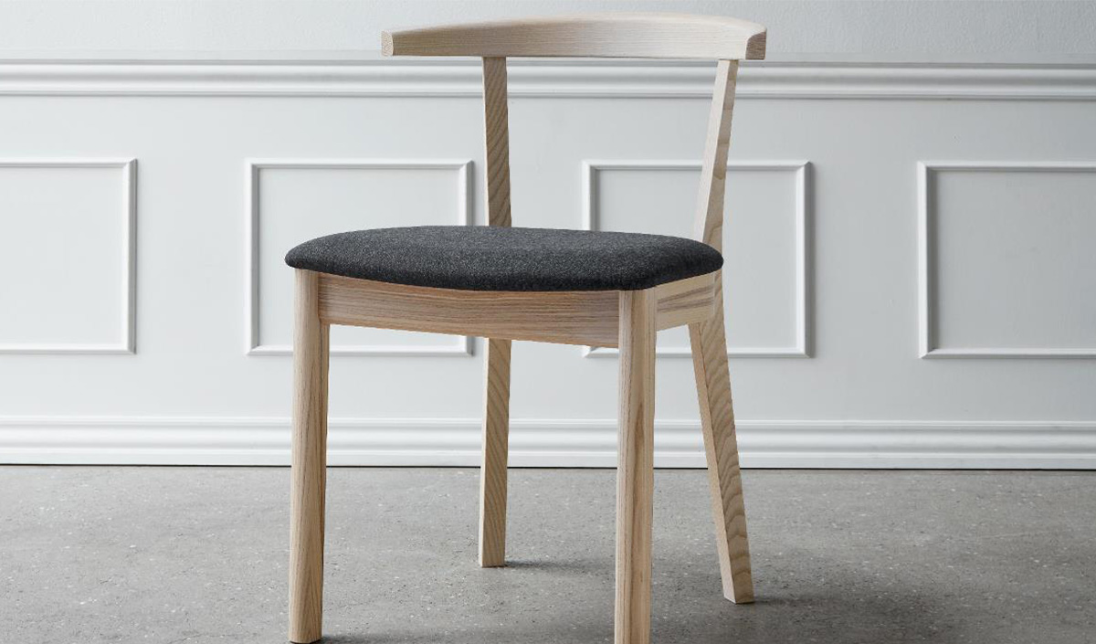 Choisir une chaise en bois pour table en verre
