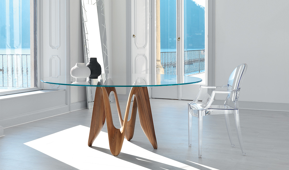 Table en verre et bois design avec chaise transparente