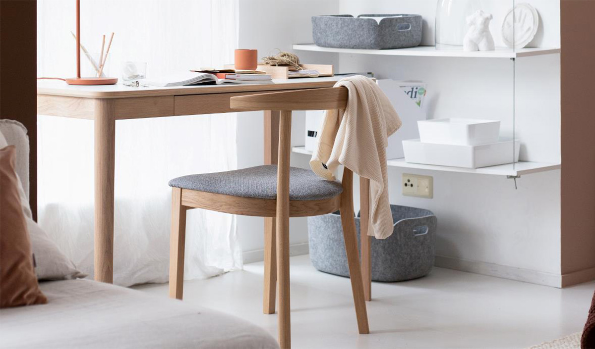 Décorer sa chambre avec style avec une chaise scandinave en bois 