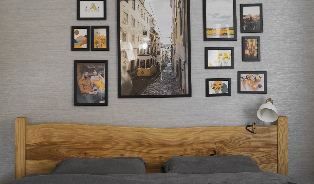 Mur de photos dans la chambre à coucher