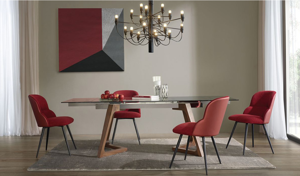 Salle à manger avec table en verre et chaises rembourrées cocooning