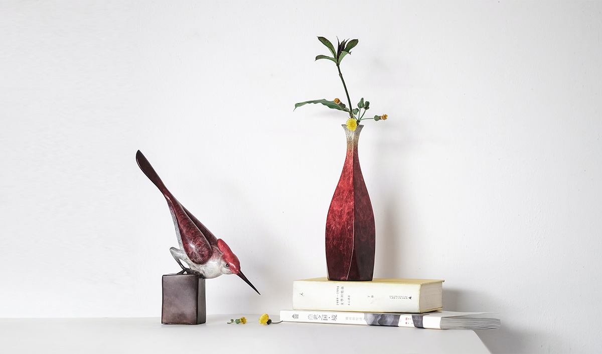 Vase et décoration en forme d'oiseau rouges