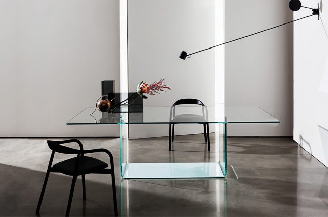 Quelles chaises mettre avec une table en verre ?