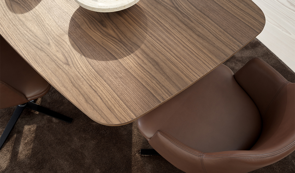 Table en bois de noyer foncé avec chaise en cuir marron