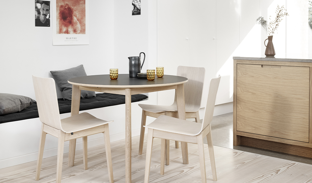 Petite table ronde en bois et chaises scandinaves