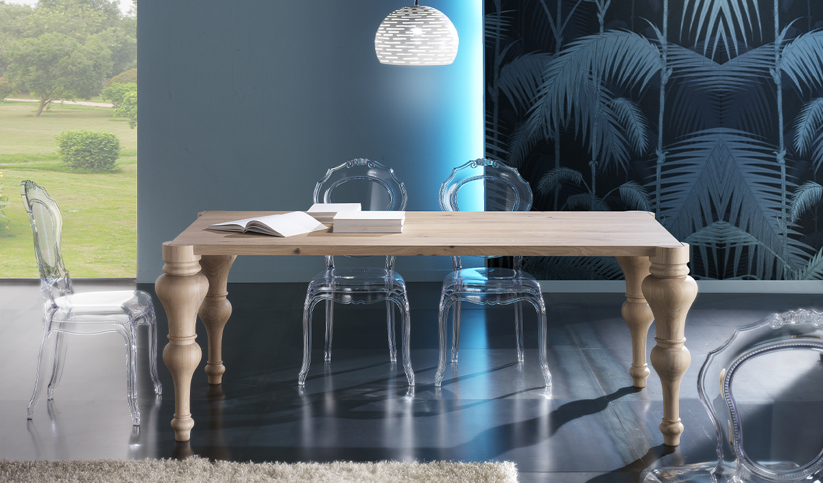 Table en bois et chaises transparentes