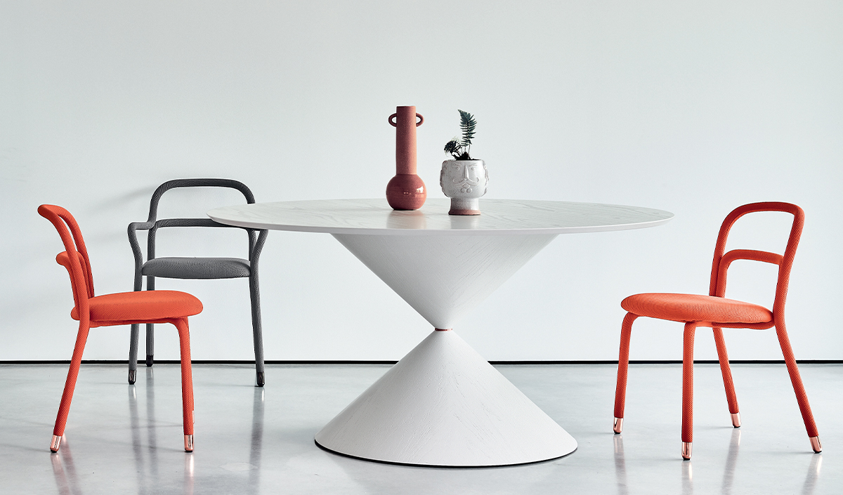 Table en bois et chaise design 