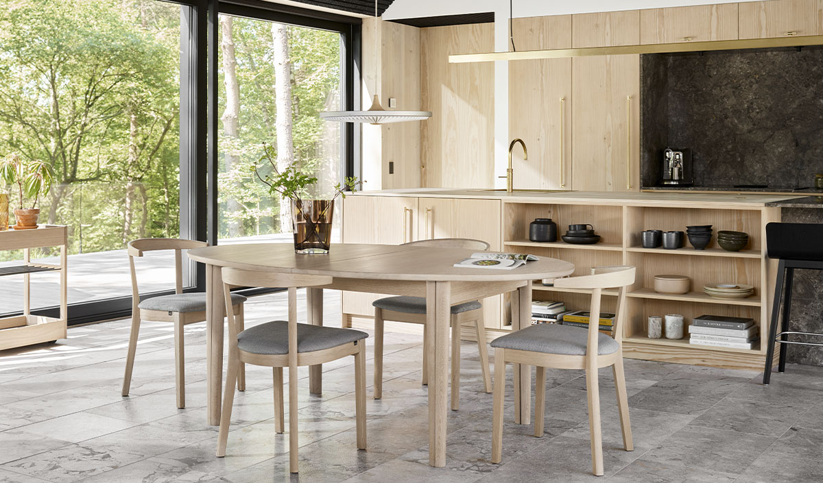 Ensemble table et chaise en bois clair scandinave