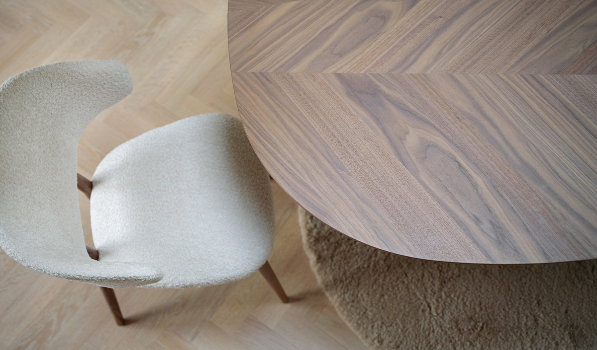 Chaise en laine bouclée cosy avec table en bois