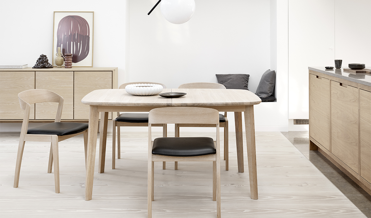 Table en bois et chaises en bois clair 