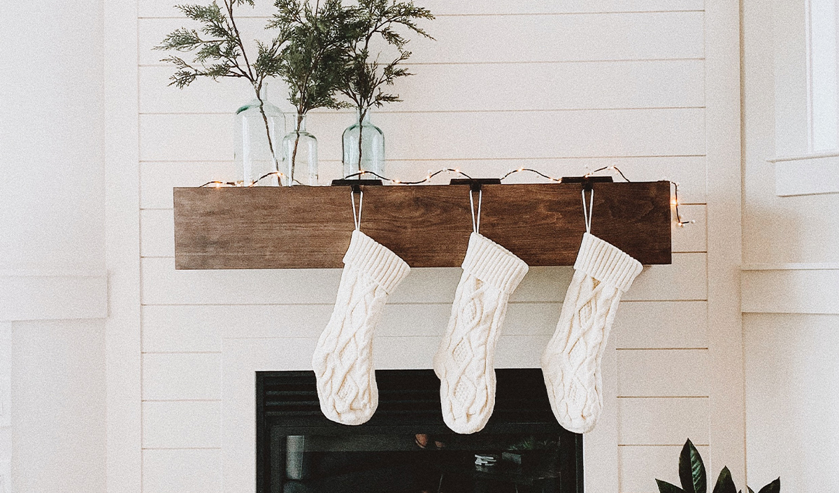 Idée déco de Noël dans le salon avec chaussettes de Noël au dessus de la cheminée