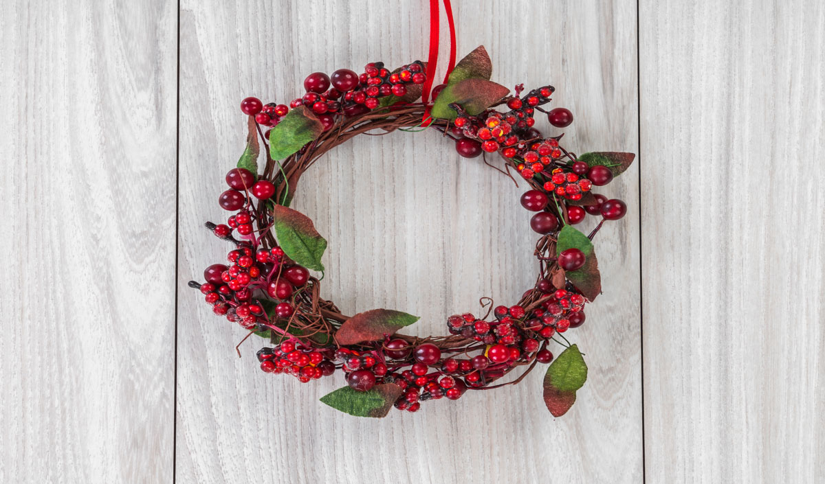 Une couronne de Noël en tête de lit