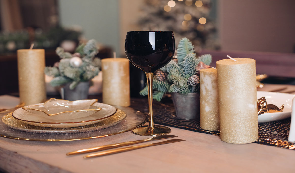 Une décoration élégante de la table de Noël grâce aux bougies