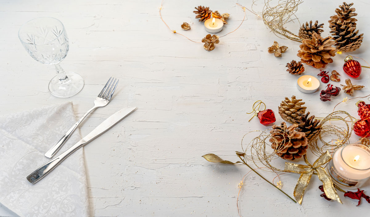 Des pommes de pin pour une table de Noël rustique