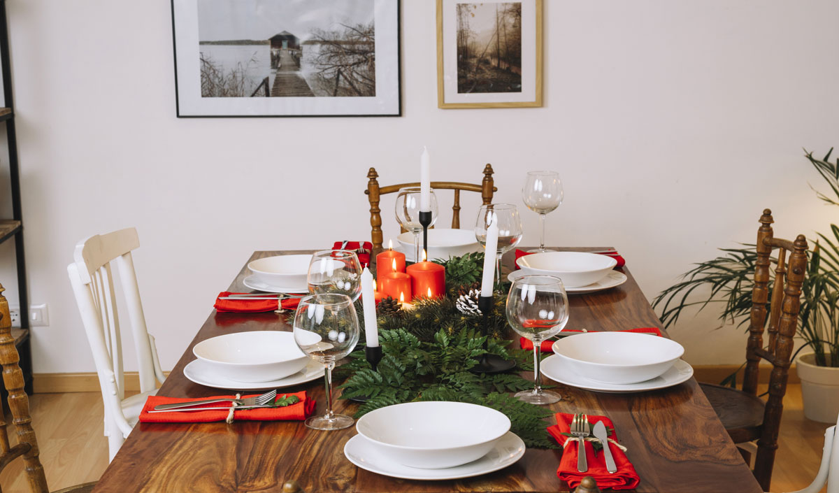 Du rouge et du vert pour une table de Noël traditionnelle