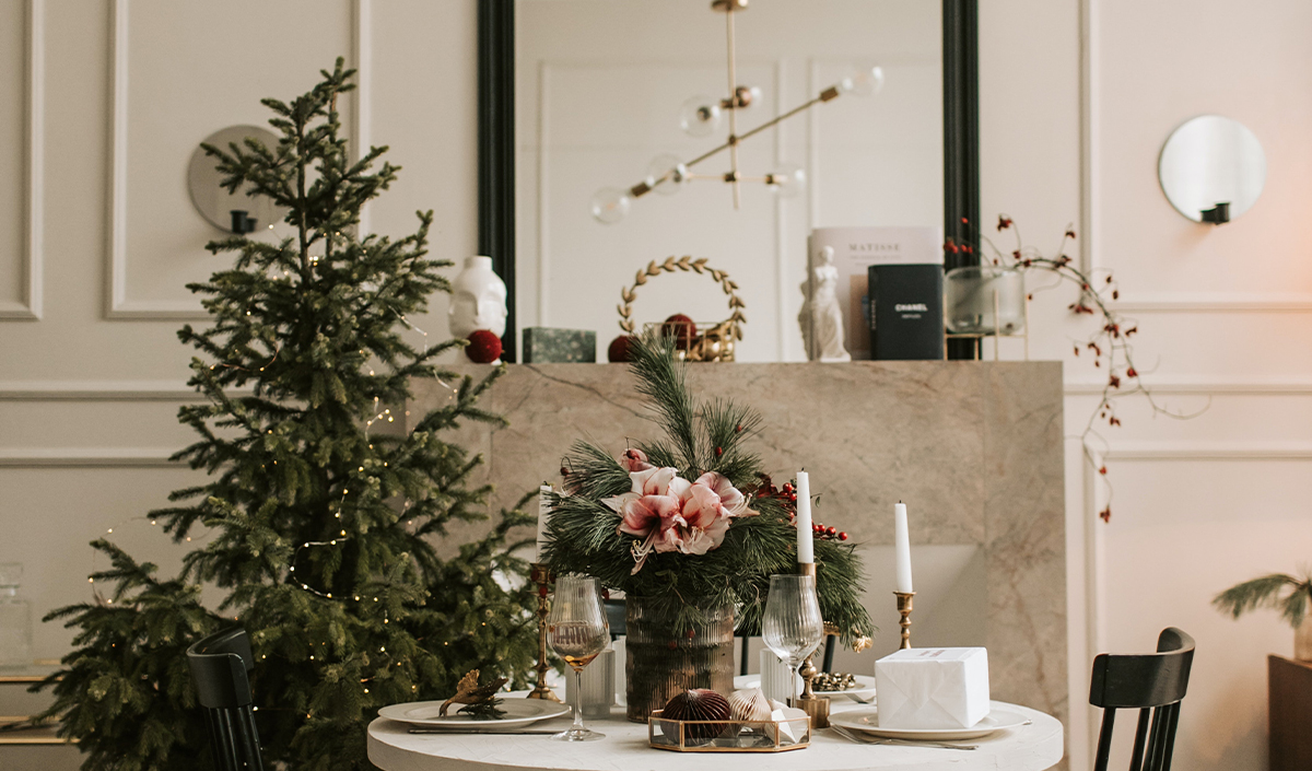 Sapin de Noël chic et minimaliste dans le salon