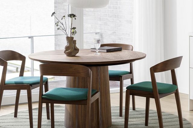 Quelles chaises choisir avec une table en bois ?
