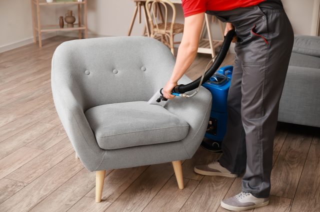 Comment nettoyer un fauteuil en tissu non déhoussable ?