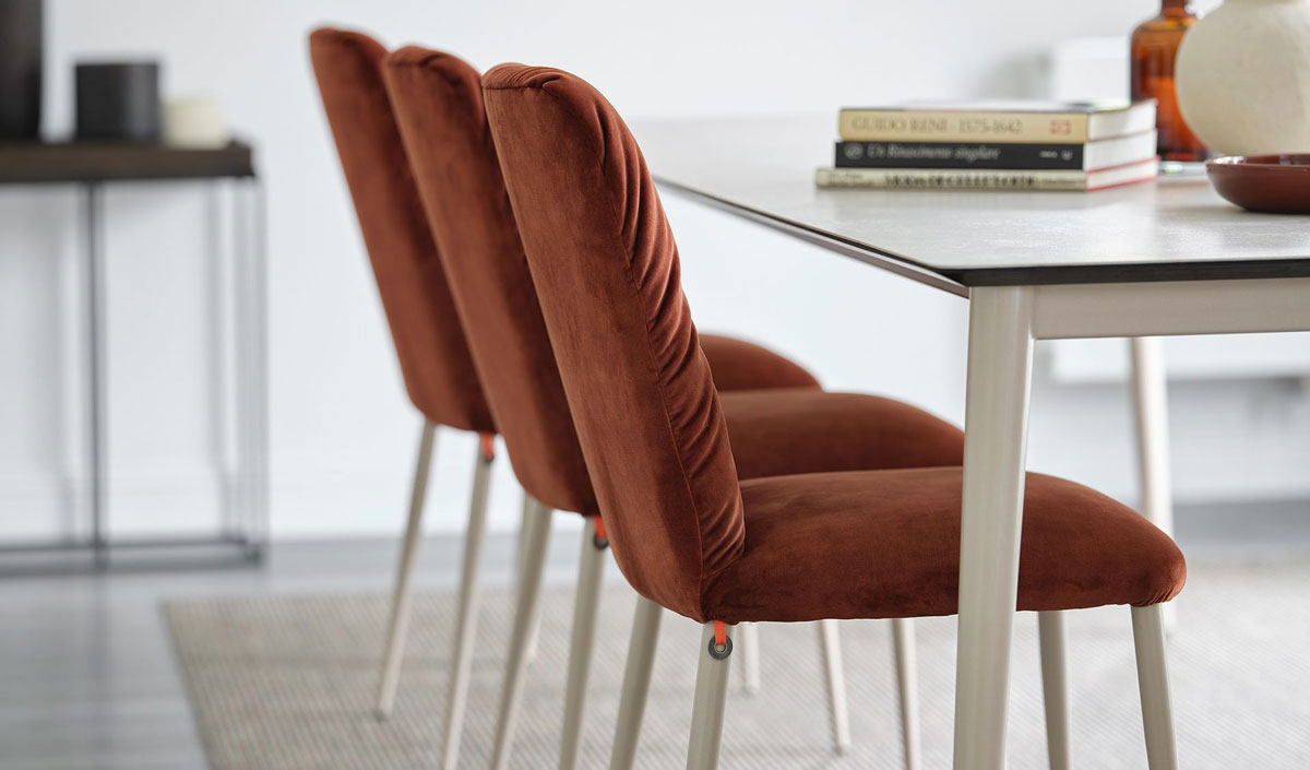 Comment assortir ma table peinte avec des chaises