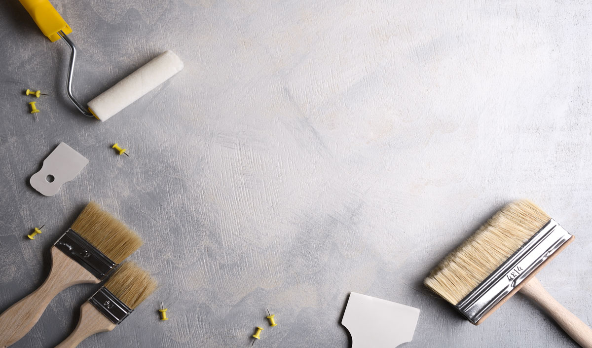 Quel est le matériel nécessaire pour repeindre une table en bois en gris ?