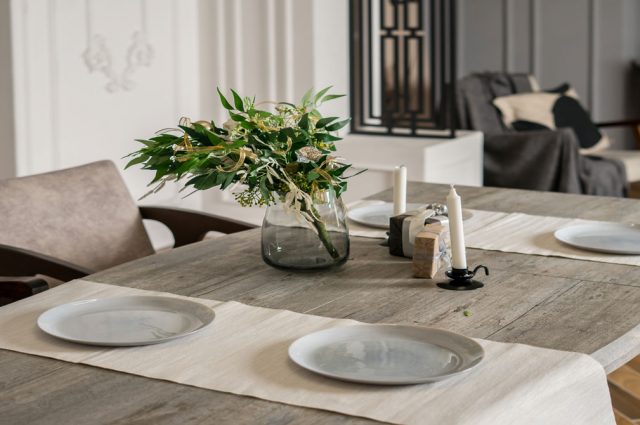 Repeindre une table en bois en gris : les étapes et conseils à suivre