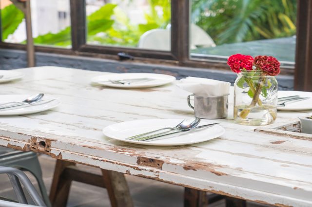 Comment obtenir un bel effet bois blanc vieilli sur une table ?