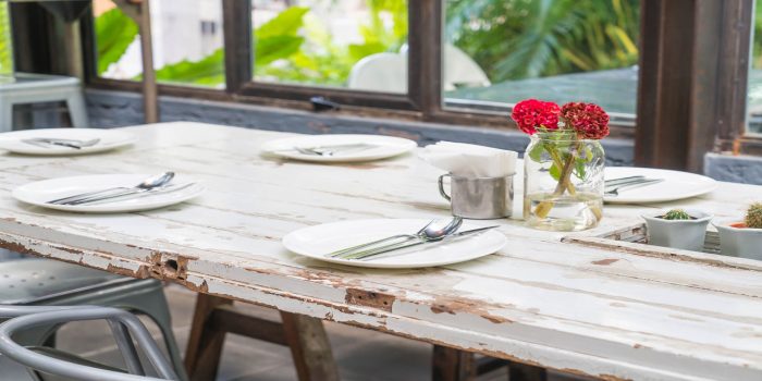 Comment obtenir un bel effet bois blanc vieilli sur une table ?