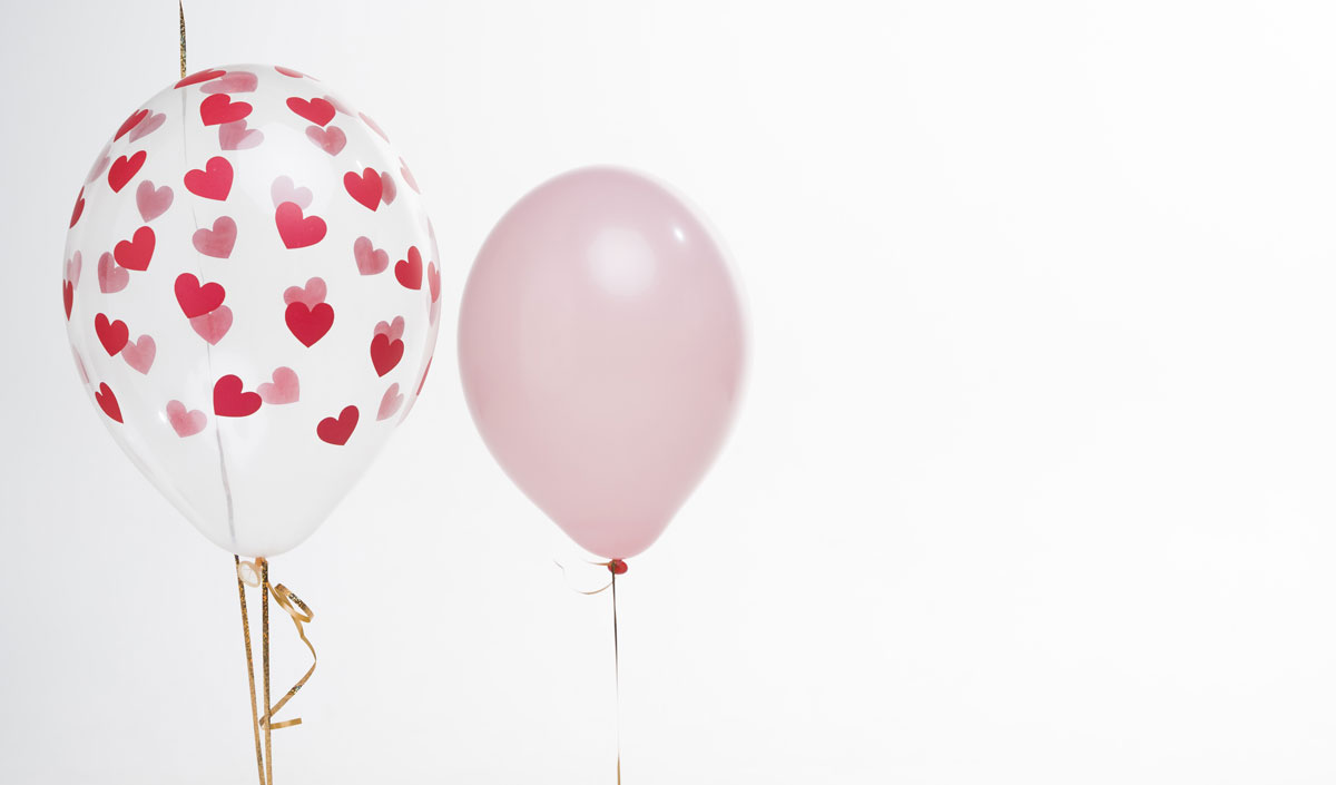 Accrocher des ballons sur les chaises de mariage