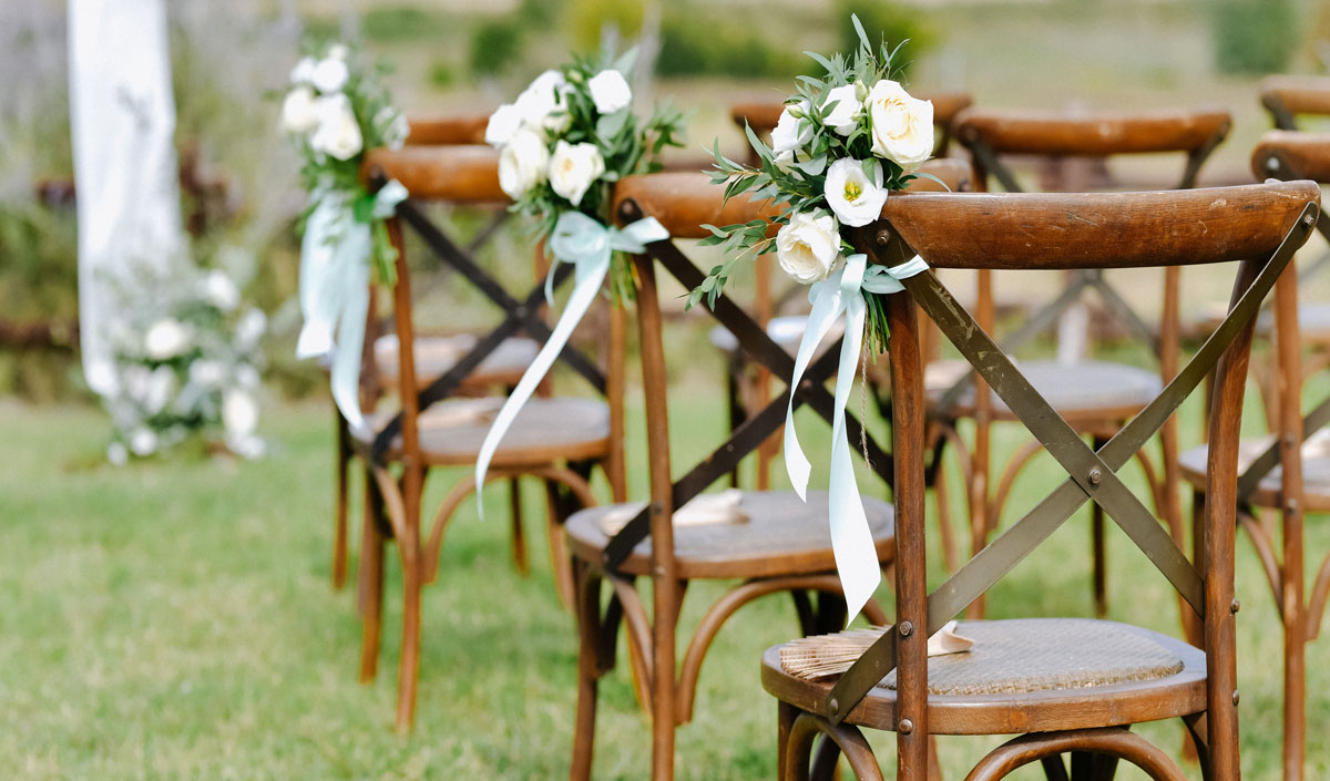 Chaises décorées avec des fleurs lors d'un mariage