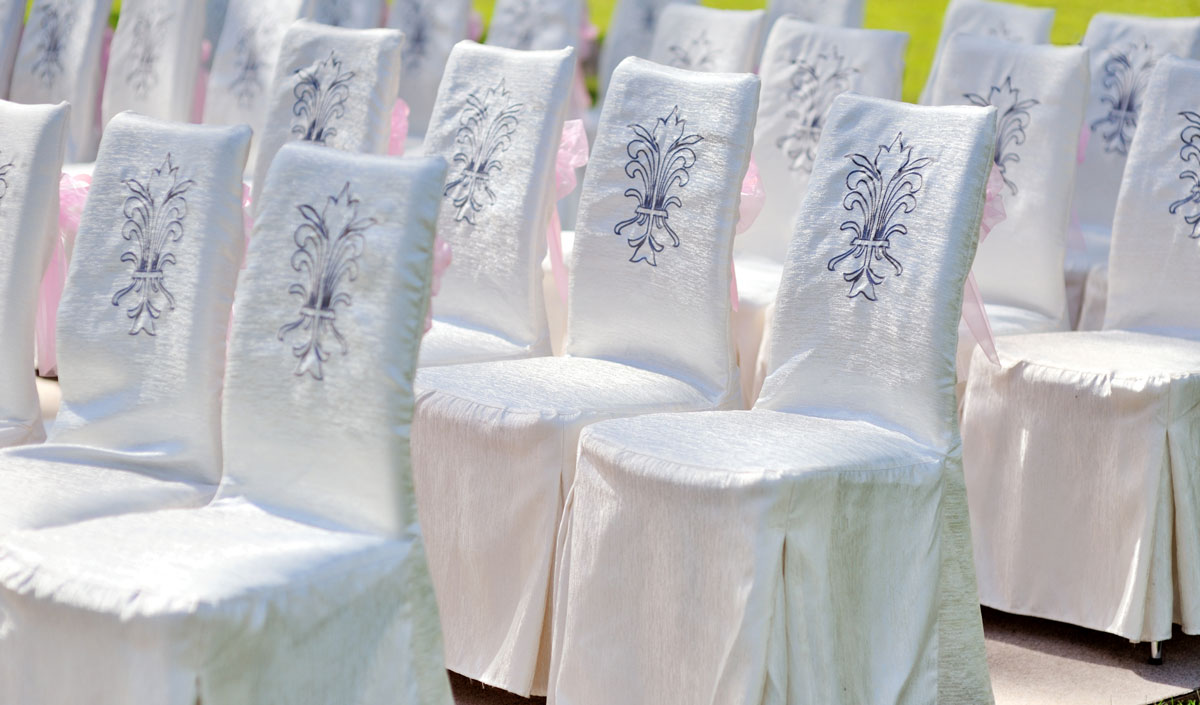 La housse de chaise : un moyen de décorer et protéger les sièges lors du mariage