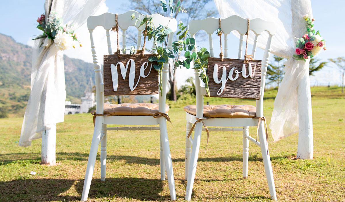 Des chaises de mariage avec un message personnalisé