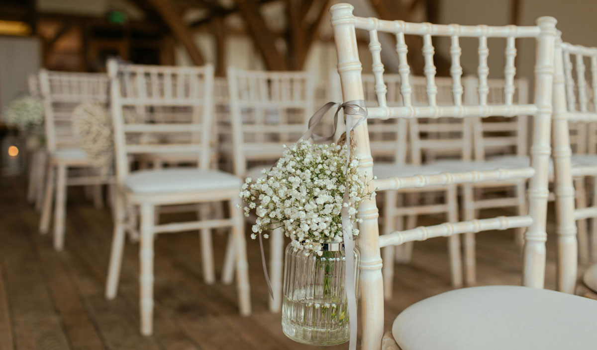 Pour un mariage responsable : décorer les chaises avec des objets de récup’