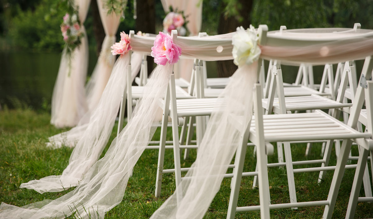 Miser sur un voilage pour habiller les chaises de mariage