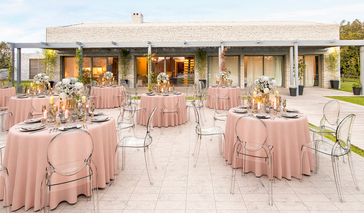 La chaise transparente : une touche design pour les tables de mariage