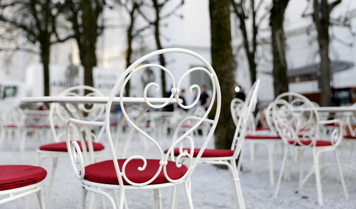 La chaise en fer forgé : la touche de romantisme de vos réceptions de mariage