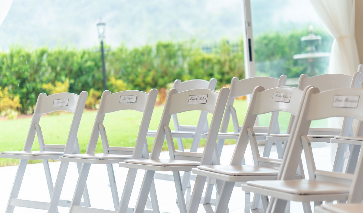 La chaise pliante : l'atout pratique d'un mariage
