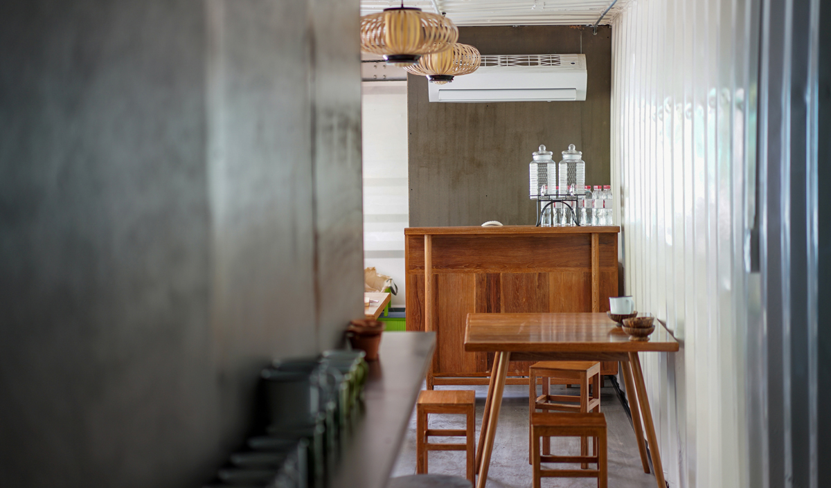 Quels sont les meubles indispensables pour créer un espace bar à la maison ?