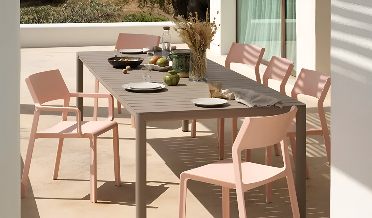 Salon de jardin rose et taupe de la marque italienne Nardi