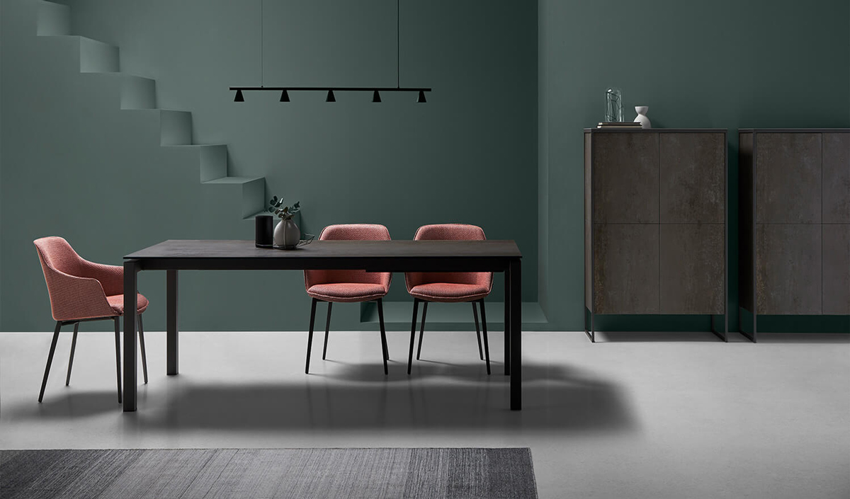 Salle à manger moderne avec meubles de la marque Mobliberica