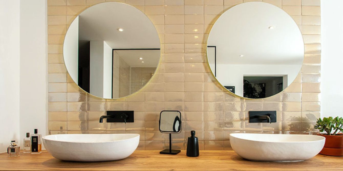 Faience en terre cuite blanche dans salle de bain