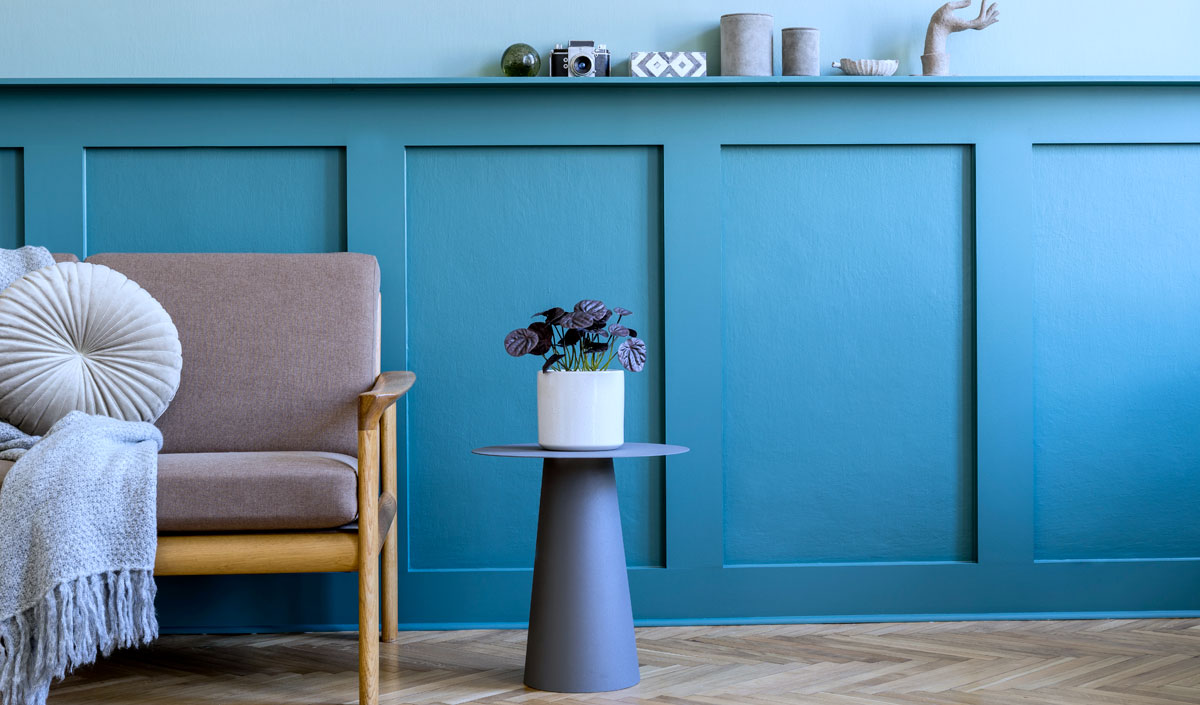 Le soubassement coloré : une astuce déco pour un mur original