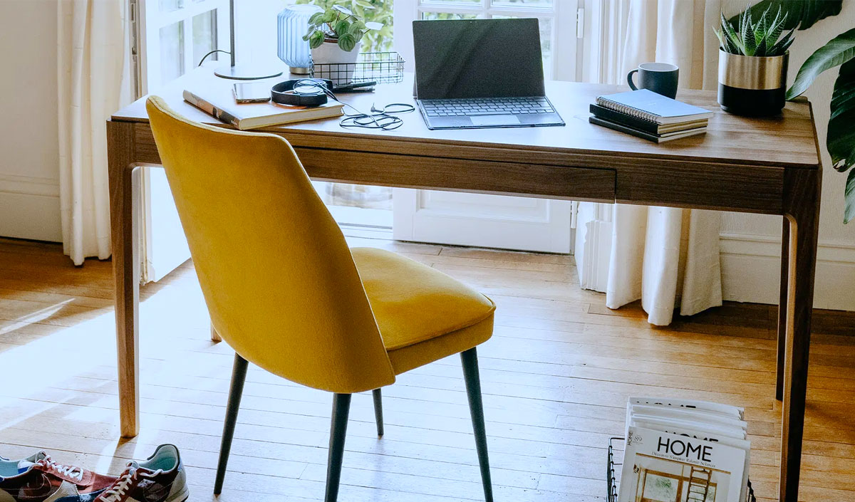 Pourquoi relooker un bureau en bois ?