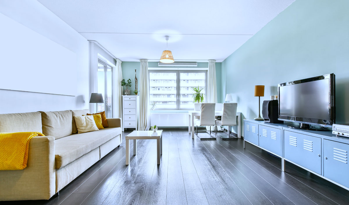 Harmoniser mobilier et décoration pour un salon bien proportionné