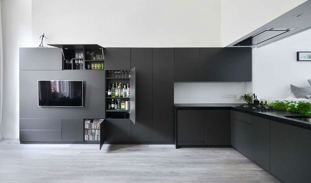 Le blanc aux murs pour garder une cuisine gris anthracite lumineuse