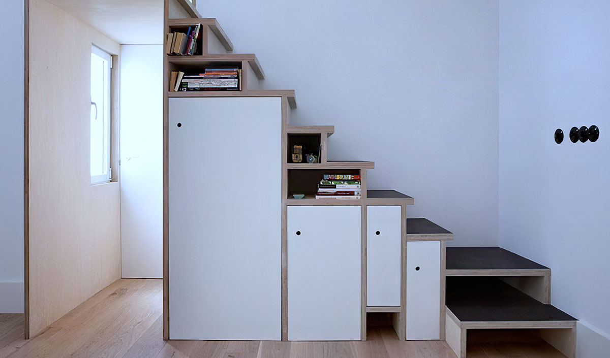 Optimiser un renfoncement sous l’escalier pour créer un coin rangement