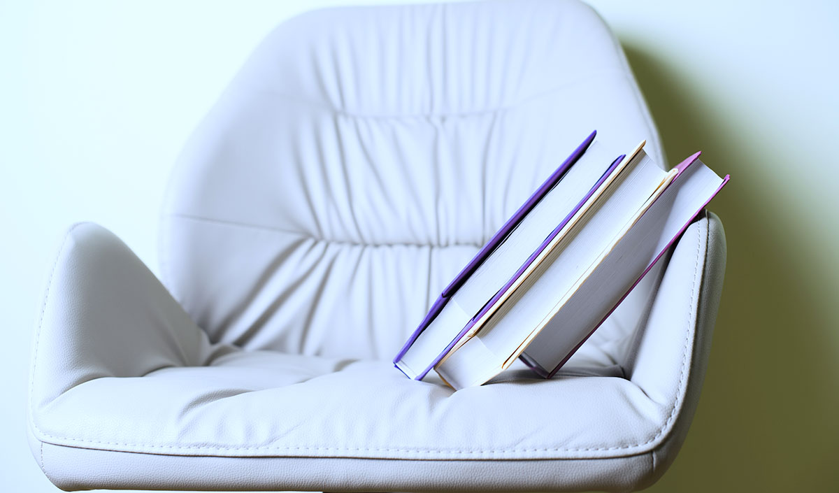 Aménager un coin lecture cosy dans un renfoncement de salon
