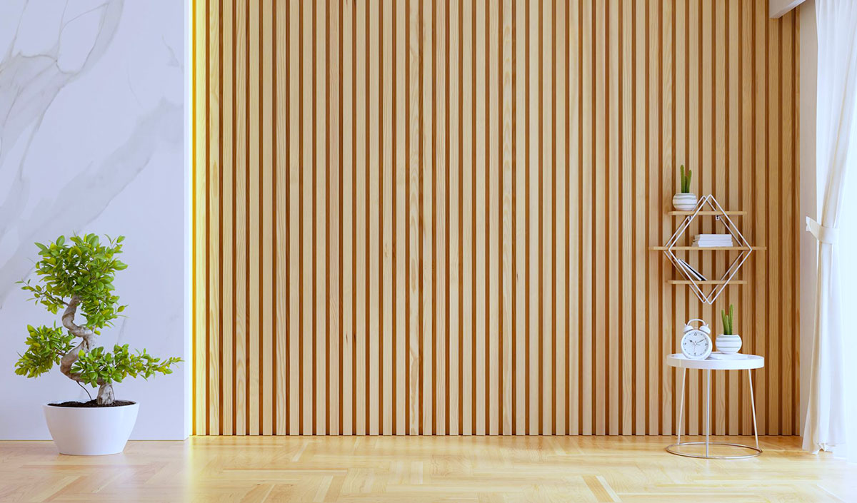 Décorer un renfoncement de salon avec des tasseaux de bois