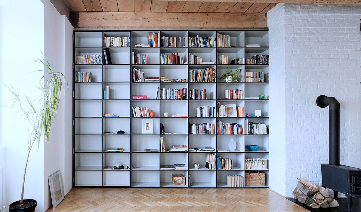 Installer une bibliothèque design dans un renfoncement de salon
